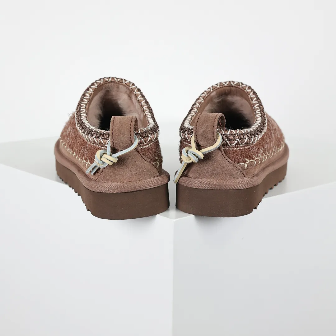 Copywriting price 💰580 The core recommendation is good price. The platform’s foreign trade is exclusively for UGG UGG women’s snow boots 1171444. Produced by the ten-year-old brand shoemaking factory production line. Pay attention to every detail. Longfeng A-grade genuine sheep fur is integrated. It is built in full compliance with the ZP process. Size: 35 36 37 38 39 40